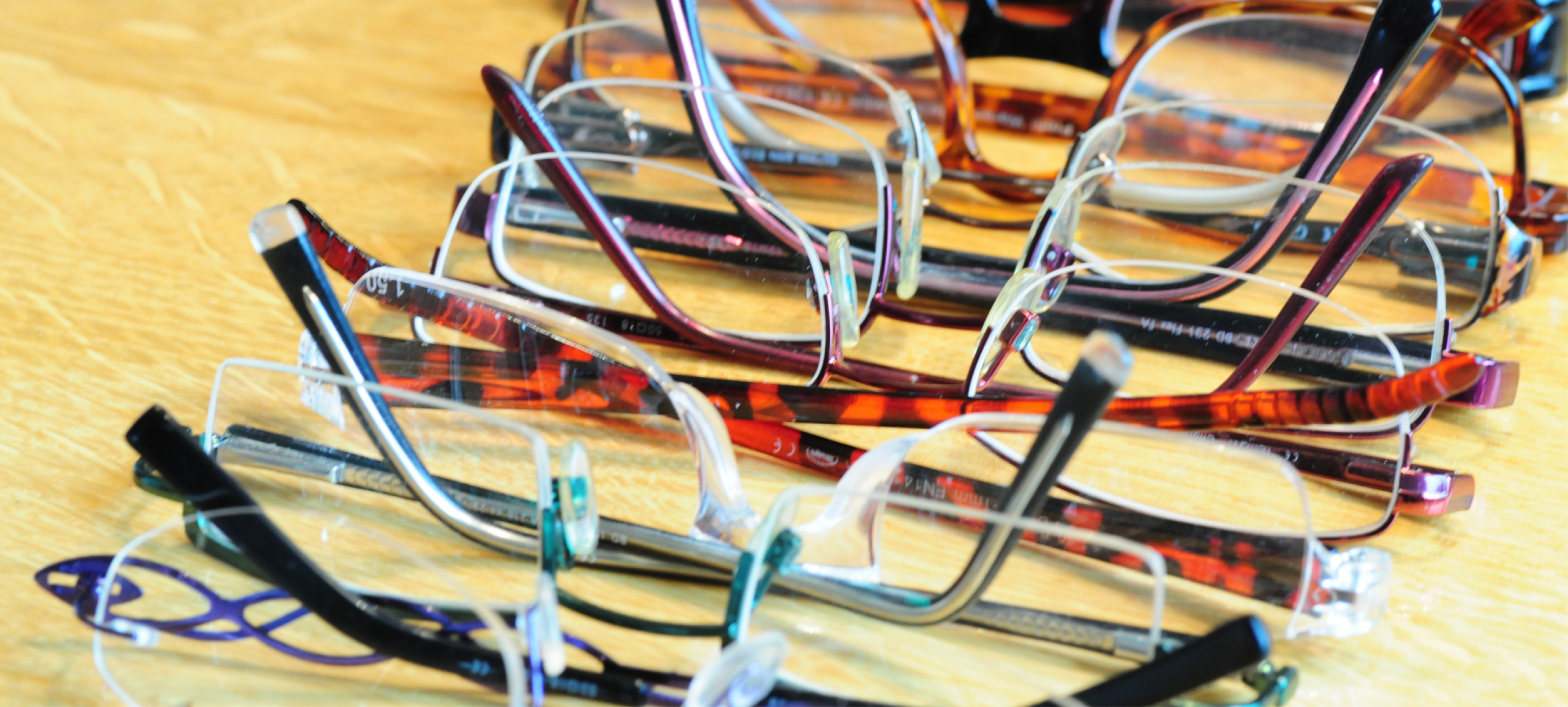 Brillengestelle zur Auswahl auf Tisch