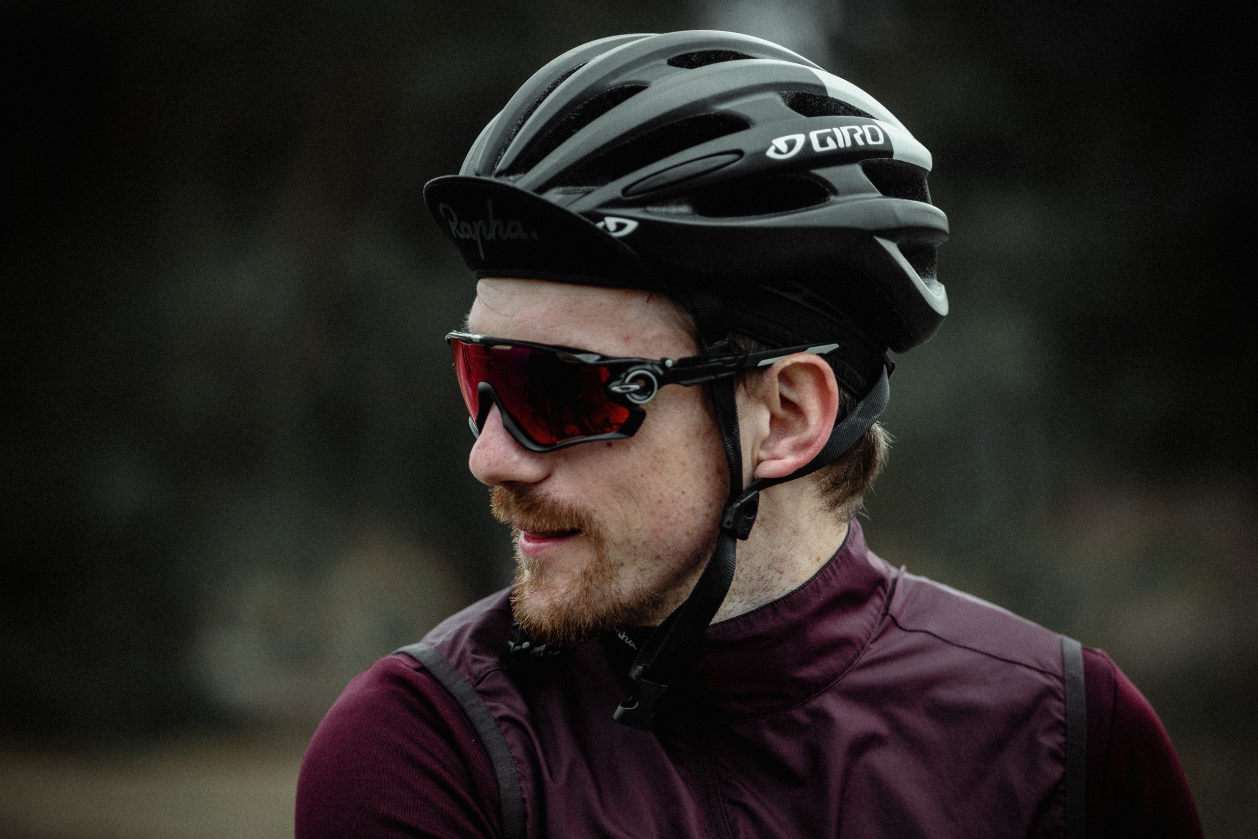 Radfahrer mit Sportbrille und Helm